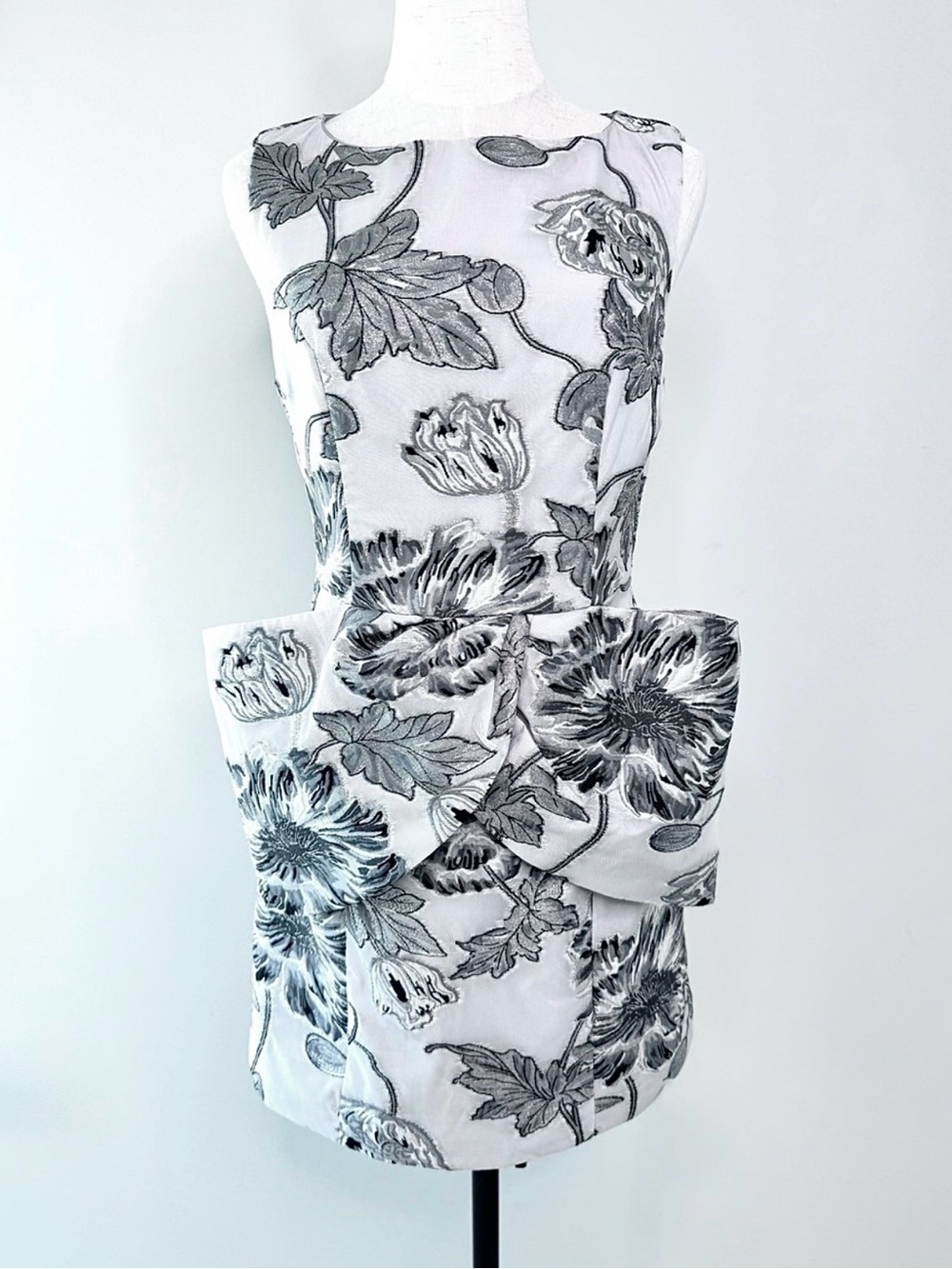 Elliatt Blossom Bow Mini Dress Silver Floral Jacquard Size Small NWT